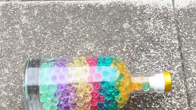 楼梯滚瓶子爆破解压时刻