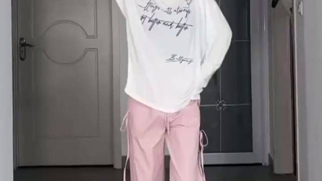 今天的唇膏是草莓味的，你要尝一口吗