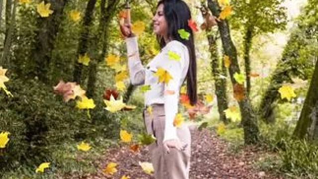 户外与树叶合影拍摄技巧分享 #一起来拍秋天 #秋天落叶 #在秋天里抛一捧落叶 #赴一场银杏叶的黄金盛