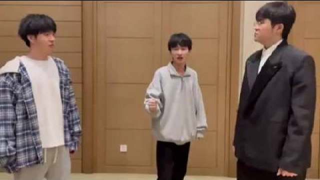 18RNG重聚白云一句话直接把姿态干昏了白云∶你不过是个替补而已。 姿态∶。。。。。艹