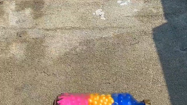 楼梯滚瓶子爆破解压时刻