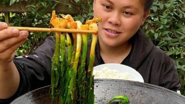 今天扯了一大堆新鲜蒜苗炒肉吃 #美食 #农村生活 #下饭菜 #记录生活