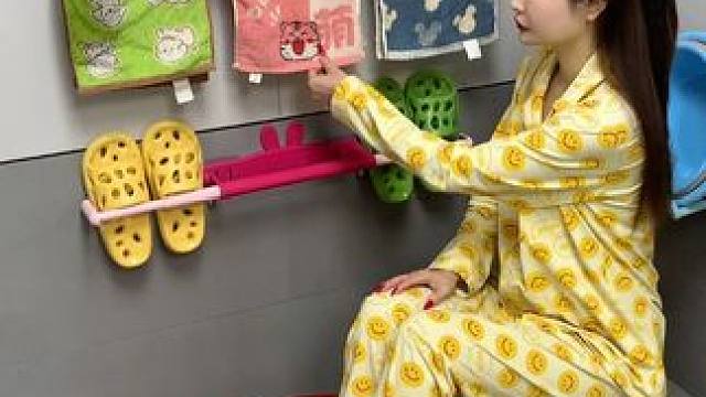 #可伸缩拖鞋架   凉鞋拖鞋用它收纳不占空间，还能当个#可伸缩毛巾架  使用，卫生间干净整洁多了#免