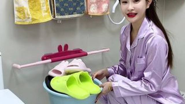 #可伸缩拖鞋架   凉鞋拖鞋用它收纳不占空间，还能当个#可伸缩毛巾架  使用，卫生间干净整洁多了#免