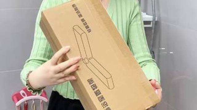 #可伸缩拖鞋架   凉鞋拖鞋用它收纳不占空间，还能当个#可伸缩毛巾架  使用，卫生间干净整洁多了#免