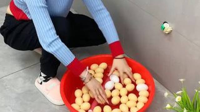 #可伸缩拖鞋架   凉鞋拖鞋用它收纳不占空间，还能当个#可伸缩毛巾架  使用，卫生间干净整洁多了#免