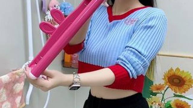 #可伸缩拖鞋架   凉鞋拖鞋用它收纳不占空间，还能当个#可伸缩毛巾架  使用，卫生间干净整洁多了#免