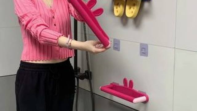 #可伸缩拖鞋架   凉鞋拖鞋用它收纳不占空间，还能当个#可伸缩毛巾架  使用，卫生间干净整洁多了#免