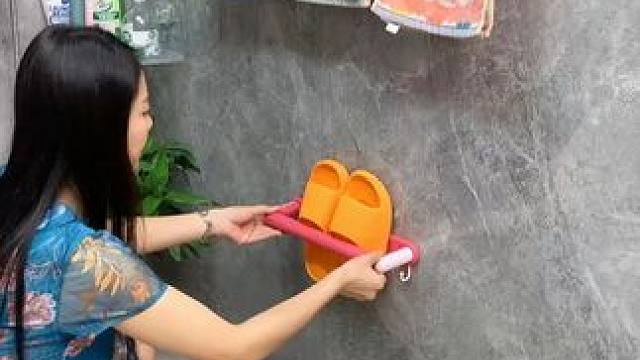 #可伸缩拖鞋架   凉鞋拖鞋用它收纳不占空间，还能当个#可伸缩毛巾架  使用，卫生间干净整洁多了#免