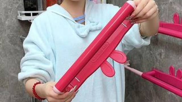 #可伸缩毛巾架  收纳毛巾不占空间，还是个#可伸缩拖鞋架  拖鞋上墙不积水，卫生间干净整洁多了#免打