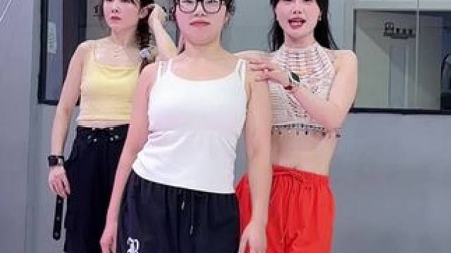 手把手教会你走步绕胯，大家学会了嘛 #手把手教学 #一步一步教你跳舞 #零基础学舞蹈