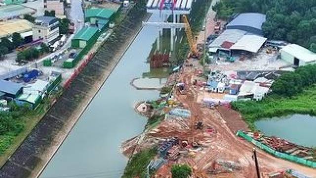 这是正在建设的环莞快速，部分段建于水渠上，据说是为减少拆迁和节约用地，对此你怎么看？最快到15分钟到