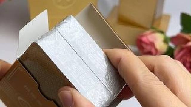 掼蛋金牌，金色冠军版，创新设计，突破500年花色对称性， 有效防止牌面传递作弊信息，进口黑芯纸，手感