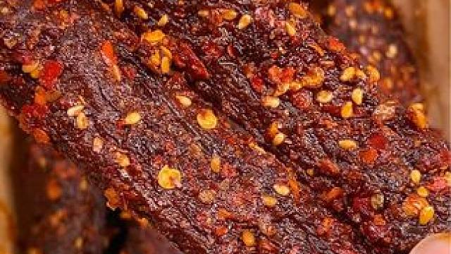 能吃辣的一定要尝尝这个鸭翅中，肉质紧实有嚼劲而且巨辣巨过瘾！#零食推荐 #无辣不欢 #鸭翅零食