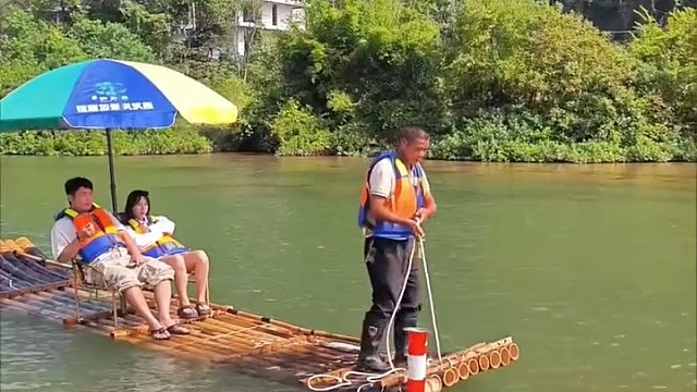 很多网友没见过竹筏怎么过坝的，现在终于知道了吧