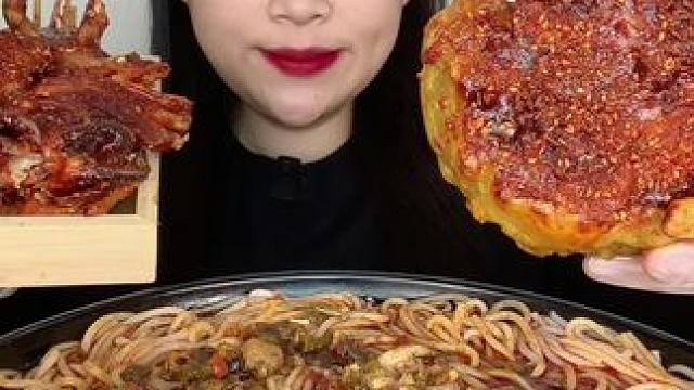 #满小饱酸菜火锅米线 干米粉口感劲道爽滑 牛油汤底醇香浓郁 自带大块腐竹特别吸汁 酸酸辣辣贼过瘾#好