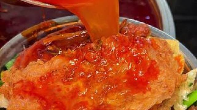 谁能拒绝冬天来上一碗热气腾腾爆辣的螺蛳粉！！！加炸蛋加鸡爪加猪皮18.5一碗！谁吃谁迷糊～#路边摊美