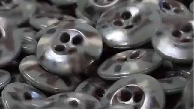 纽扣生产全过程，猜猜一天能生产多少个 #是时候展现真正的技术了 #dou来休息一下 #干着最脏的活挣