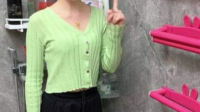 #可伸缩拖鞋架   凉鞋拖鞋用它收纳不占空间，还能当个#可伸缩毛巾架  使用，卫生间干净整洁多了#免