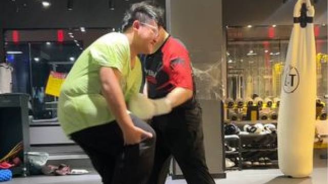 被打吐了？ 猜猜看小胖多大了？#泰拳 #自由搏击 #校园霸凌零容忍
