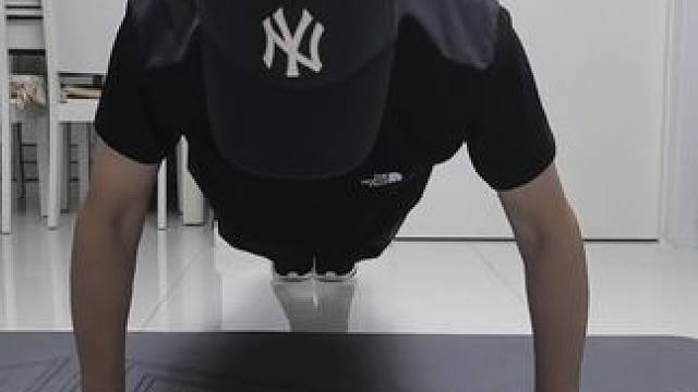 自律第18天，勉强突破每组8个俯卧撑，又进步了一点点点 #自律打卡 #俯卧撑