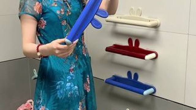 #可伸缩拖鞋架   凉鞋拖鞋用它收纳不占空间，还能当个#可伸缩毛巾架  使用，卫生间干净整洁多了#免
