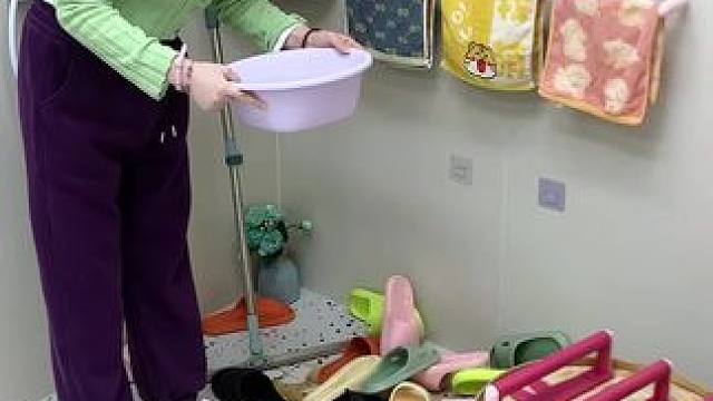 #可伸缩拖鞋架   凉鞋拖鞋用它收纳不占空间，还能当个#可伸缩毛巾架  使用，卫生间干净整洁多了#免