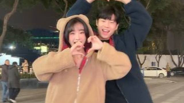 圣诞舞我先跳为敬#这个bgm好甜呀 #手势舞 #圣诞手势舞