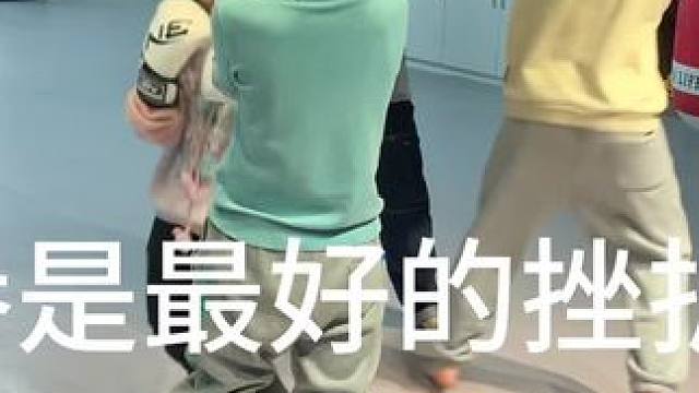 打拳是最好的挫折教育，练过拳的孩子当恐惧来袭他的第一反应不是哭鼻子而是勇敢的面对，当身陷逆境之中他不