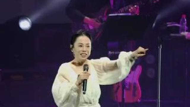 在黄绮珊演唱会的现场，你将见证声音的奇迹。那宽广的音域如浩瀚苍穹，她在其中自由驰骋，用音乐的力量冲破