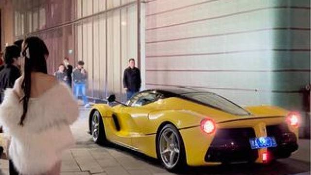 当法拉利拉法遇见兰博基尼大牛，谁的实力会更强，你们猜18岁顶级校花会选择上那台车去外滩兜风#法拉利拉