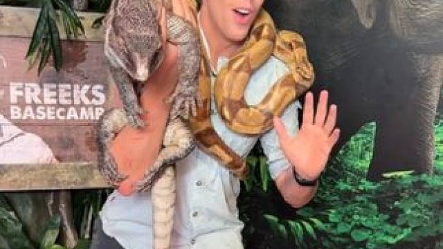 小伙的宠物巨蜥 #国外视频分享 #奇妙的动物 #宠物