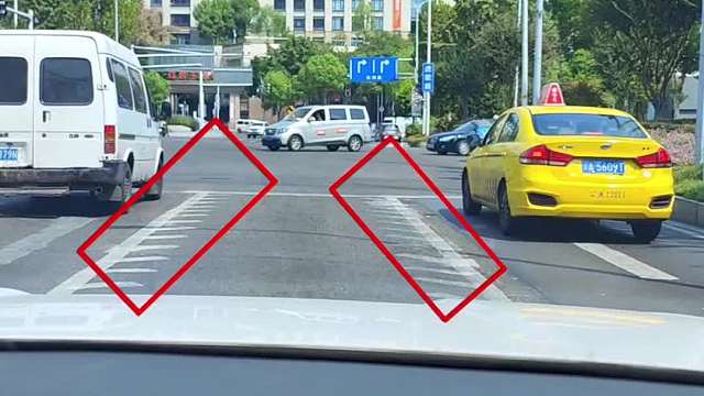 老司机来说说，这种可变车道怎么走？新手朋友要明白