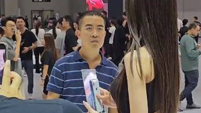 “车模：是谁的眼神锁定我，原来是条纹哥啊” #万万没想到 #车模美女 #条纹哥 #现场直击