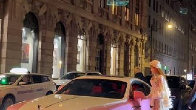 酒店门口，偶遇18岁北影校花，亲自驾驶粉嫩色劳斯莱斯去外滩兜风，身材气质是真的太顶级了，为他服务的酒