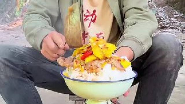 #我的乡村生活 #农村美食 #农村生活真惬意 
煮五花肉炒瓜片很香啊