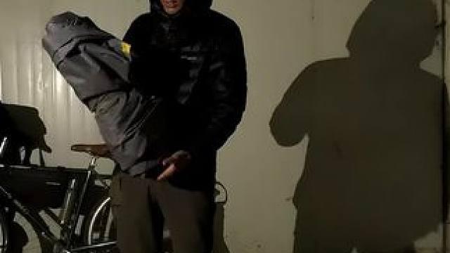 冬季骑行川西去西藏，天气越来越冷了，晚上废弃铁皮房搭帐篷过夜 #刘伟元的旅行 #骑行