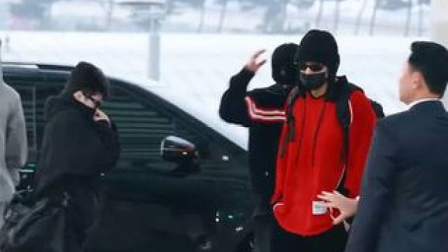 #SEVENTEEN 出发MAMA颁奖礼机场照，期待舞台~