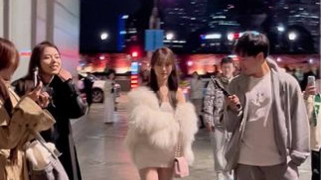 酒店门口，偶遇顶级大网红小小酷亲自带着，王语嫣，小龙女，周芷若，来酒吧切磋武艺，一路又说又笑，旁边站