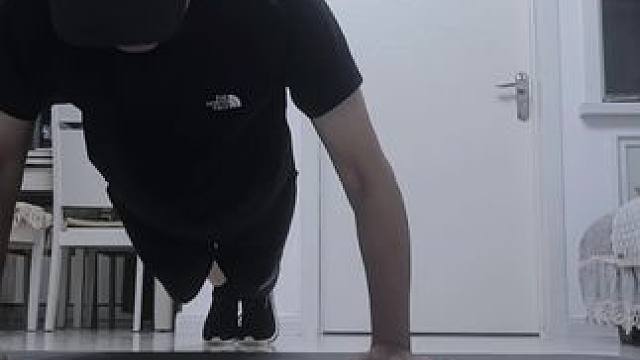 自律第19天了，大佬们留下一条建议吧，让新手少走点弯路 #自律打卡 #俯卧撑 #徒手健身