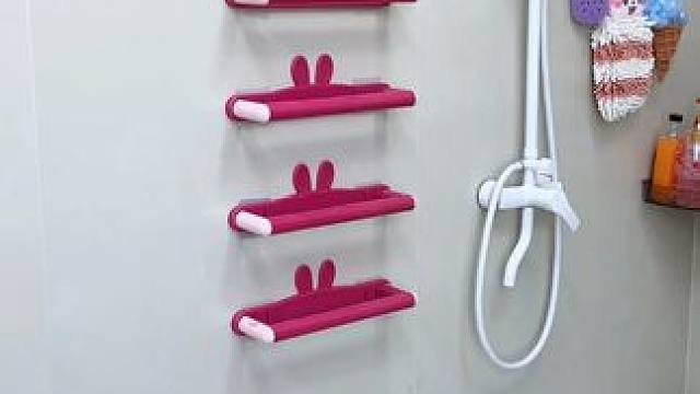 #可伸缩拖鞋架   凉鞋拖鞋用它收纳不占空间，还能当个#可伸缩毛巾架  使用，卫生间干净整洁多了#免