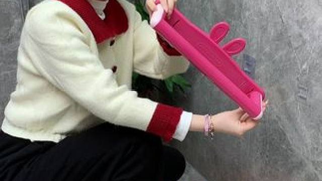 #可伸缩拖鞋架   凉鞋拖鞋用它收纳不占空间，还能当个#可伸缩毛巾架  使用，卫生间干净整洁多了#免