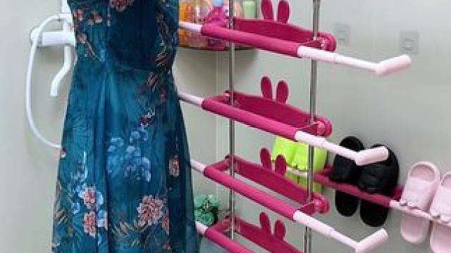 #可伸缩拖鞋架   凉鞋拖鞋用它收纳不占空间，还能当个#可伸缩毛巾架  使用，卫生间干净整洁多了#免