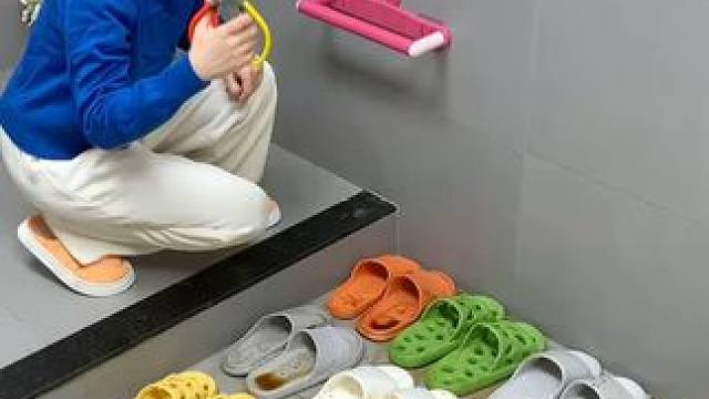 #可伸缩拖鞋架   凉鞋拖鞋用它收纳不占空间，还能当个#可伸缩毛巾架  使用，卫生间干净整洁多了#免