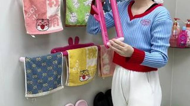 #可伸缩拖鞋架   凉鞋拖鞋用它收纳不占空间，还能当个#可伸缩毛巾架  使用，卫生间干净整洁多了#免