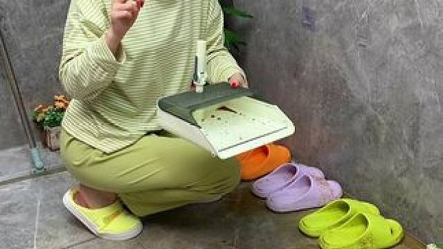 #可伸缩拖鞋架   凉鞋拖鞋用它收纳不占空间，还能当个#可伸缩毛巾架  使用，卫生间干净整洁多了#免