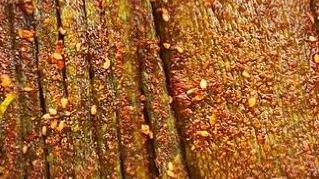 香菜辣条大军来啦！香菜味浓郁！香香辣辣的又辣又上头！#零食推荐 #香菜辣条 #追剧小零食 #无辣不欢