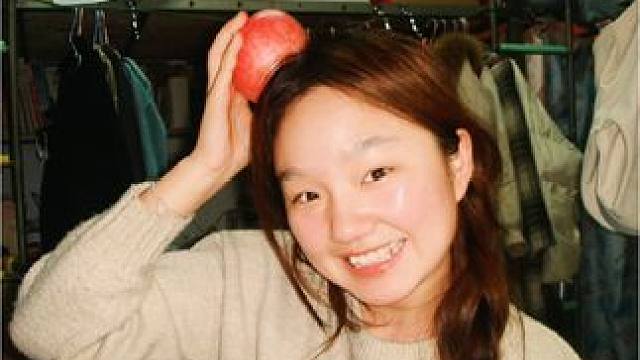 她的脸红得像熟透的苹果