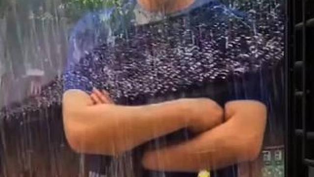 人和人，互为镜子。无论是谁，你待我如何，我便待你如何，是礼貌，也是规矩。所以，知己，千杯少，异己，半