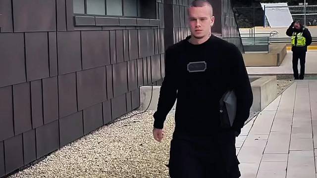 切尔西男模团抵达球队训练，穆德里克夹个包像老板